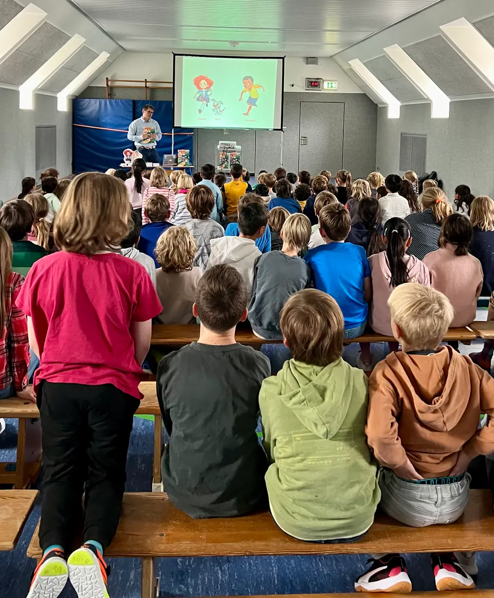 Foto bei einer Lesung in der Stapenhorstschule in Bielefeld zum Kinderbuch "Matilda Macintosh - Genialer Plan bei Einbruchalarm", ein Vorlesebuch für Kinder ab 5 Jahren von Axel Täubert und Zwergenstark.