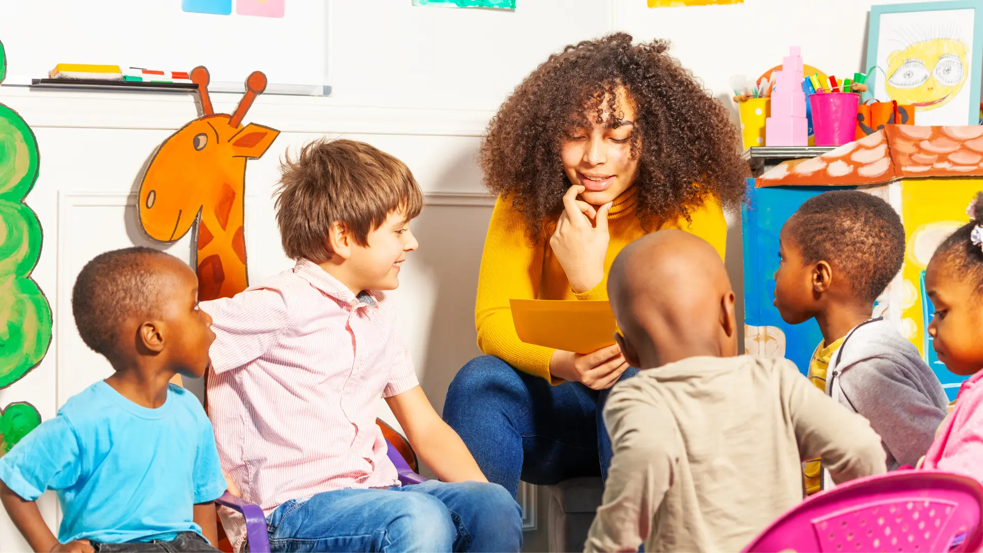 Foto von einer Lehrerin und Kindern, die etwas im Klassenzimmer lesen