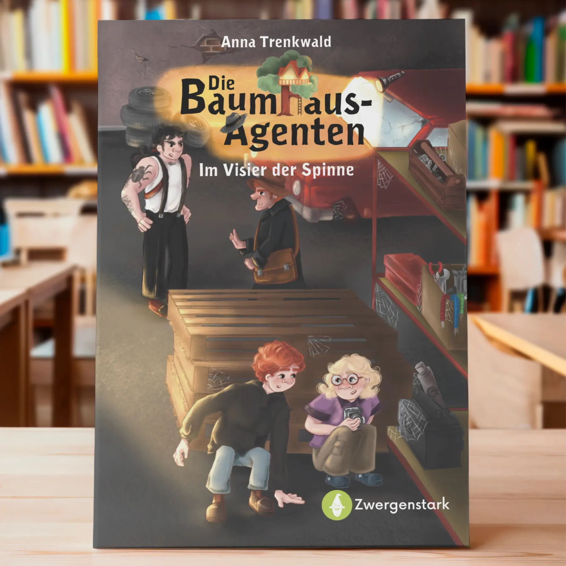 In Szene gesetztes Foto vom Kinderbuch "Die Baumhaus-Agenten: Im Visier der Spinne", ein Kinderroman für Kinder ab 8 Jahren von Anna Trenkwald und Zwergenstark