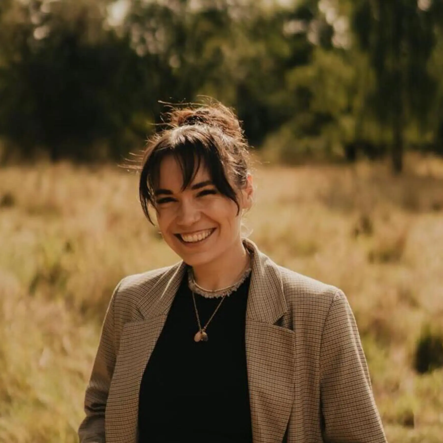 angelina-wenzler-kinderbuchautorin Quadratisches Foto der Kinderbuchautorin Angelina Wenzler, bekannt auf Instagram als @muddivated