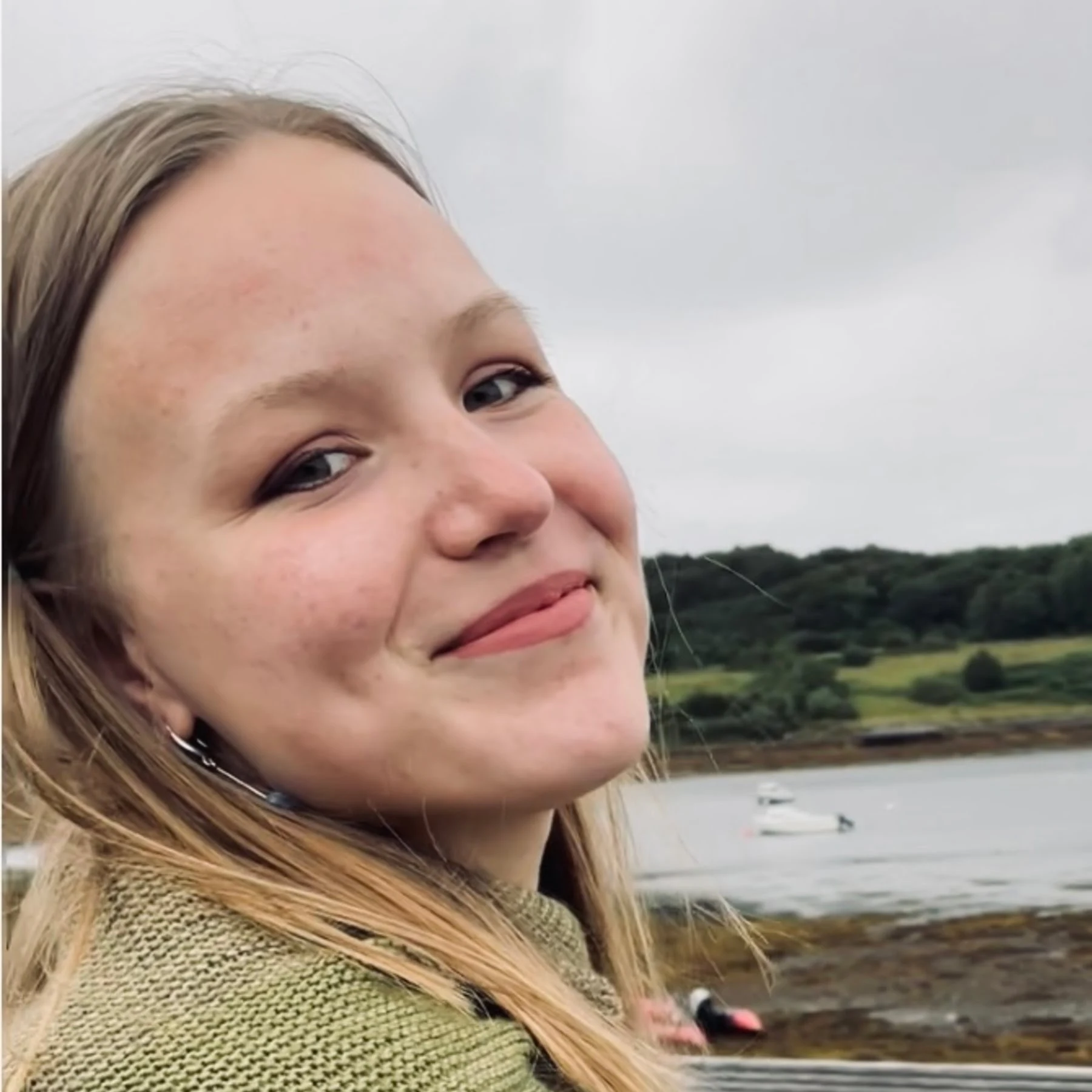 Foto der Kinderbuchautorin Mella Lisitano vor einem Kinderbuchregal