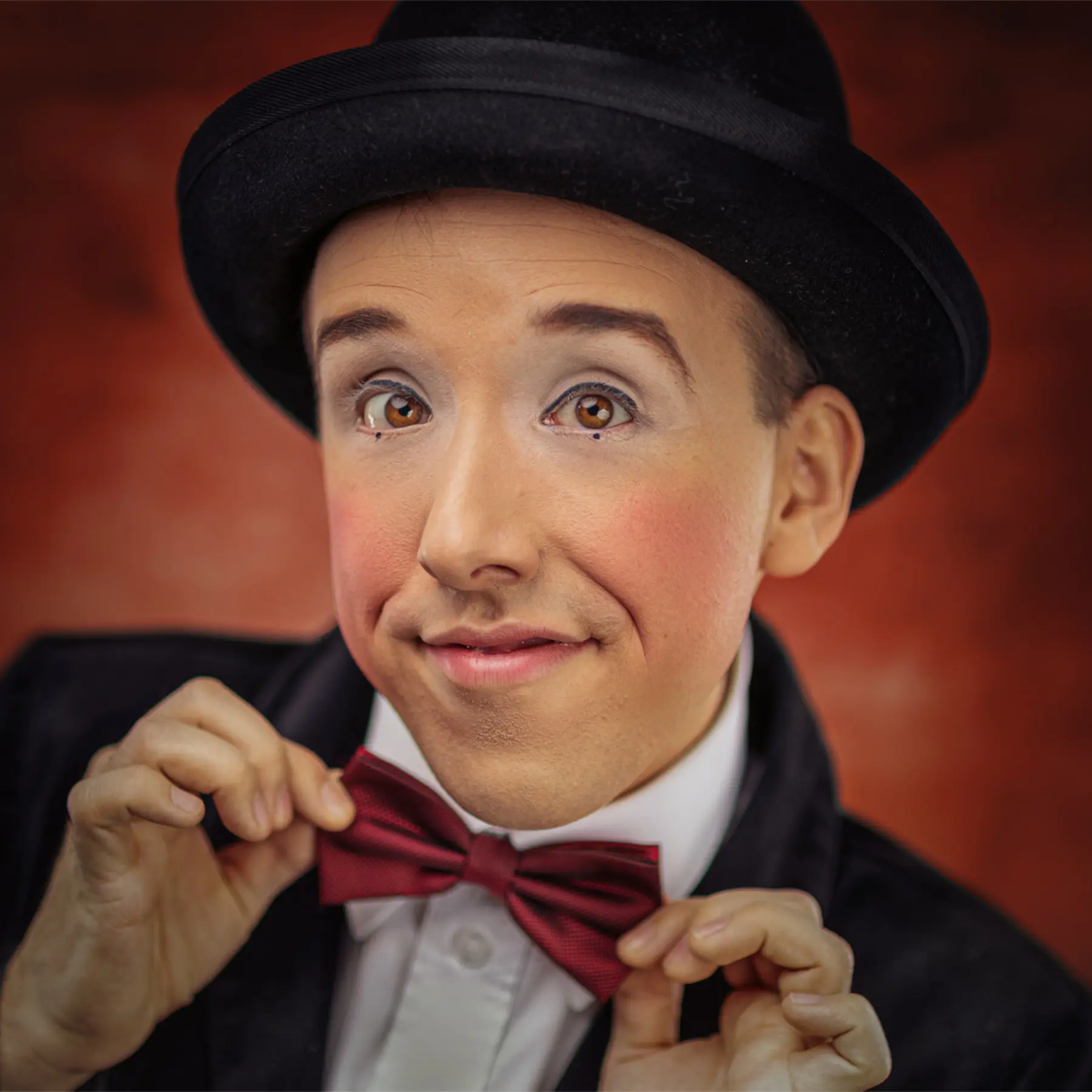 Quadratisches Foto des Kinderbuchautors Timo Lesniewski in seiner Rolle als "Monsieur Momo", Clown und Influencer